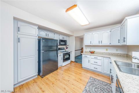 709 Kent Cir, Elyria, OH 44035 photo 11
