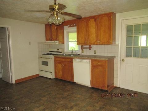 3775 E Waterloo Rd, Akron, OH 44312 photo 8