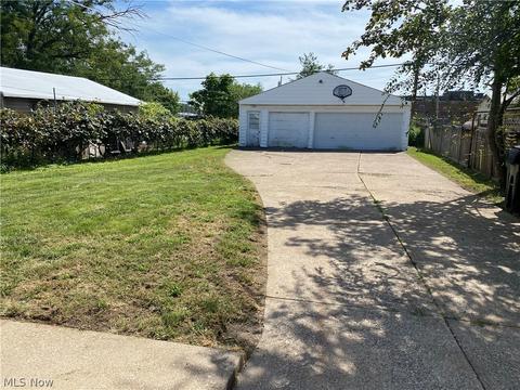 166 Spruce St, Elyria, OH 44035 photo 4