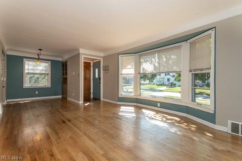 5275 Case Ave, Lyndhurst, OH 44124 photo 3