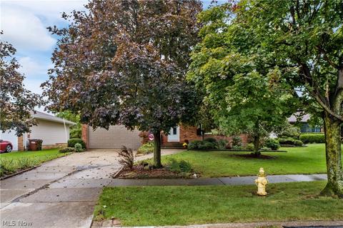 2777 Coventry Dr, Parma, OH 44134 photo 2