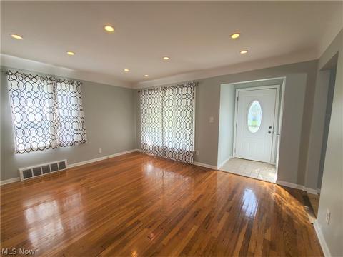 32317 Dickerson Rd, Willowick, OH 44095 photo 4