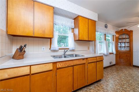 3303 Hilltop Dr, Parma, OH 44134 photo 12