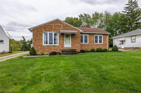 3303 Hilltop Dr, Parma, OH 44134 photo 2