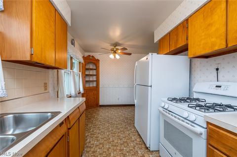 3303 Hilltop Dr, Parma, OH 44134 photo 9