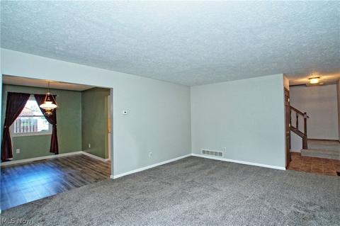 416 Naples Dr, Elyria, OH 44035 photo 3