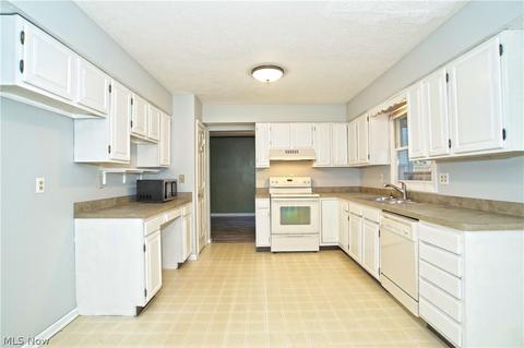 416 Naples Dr, Elyria, OH 44035 photo 9