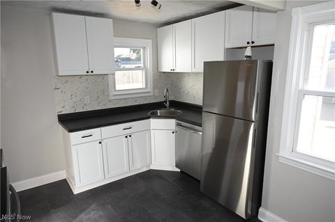 8203 Snow Rd, Parma, OH 44129 photo 6