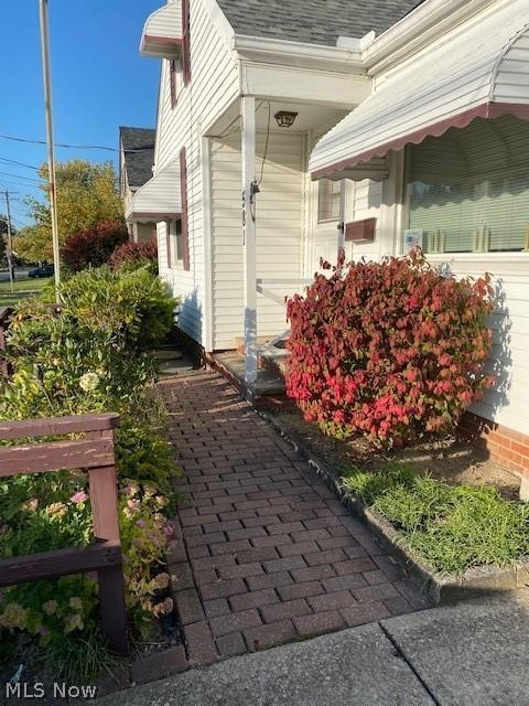 581 E 250th St, Euclid, OH 44132 photo 2