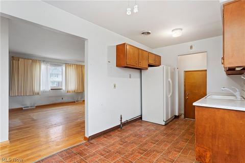 418 Windsor Dr, Elyria, OH 44035 photo 4