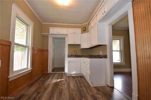 525 7th St, Struthers, OH 44471 photo 8