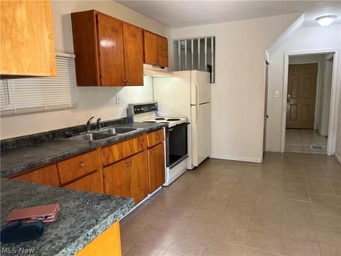 614 W 58th St, Ashtabula, OH 44004 photo 2