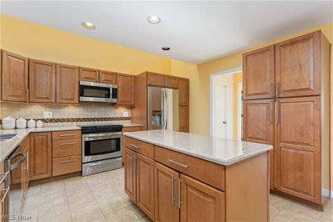 140 Vanderbilt Ct, Elyria, OH 44035 photo 9