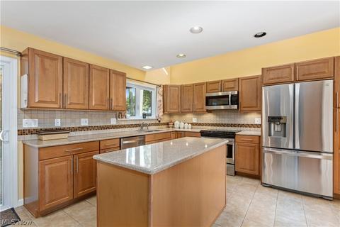 140 Vanderbilt Ct, Elyria, OH 44035 photo 8