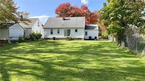 1045 Learidge Rd, Lyndhurst, OH 44124 photo 2