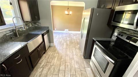 1045 Learidge Rd, Lyndhurst, OH 44124 photo 8