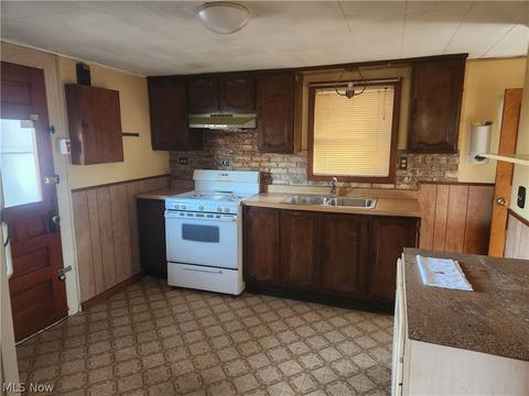 506 W 28th St, Ashtabula, OH 44004 photo 4