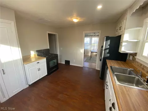 242 16th St, Elyria, OH 44035 photo 5