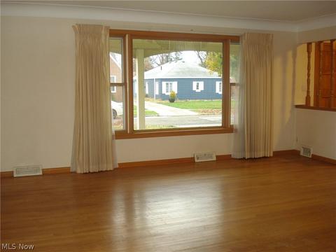 155 E 267th St, Euclid, OH 44132 photo 2