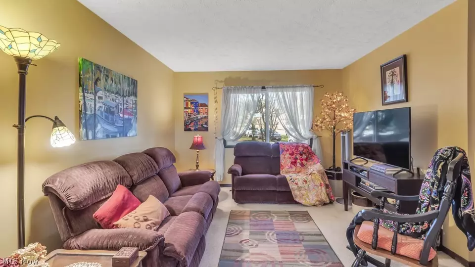  39 Iroquois Trl, Malvern, OH 44644 photo 4