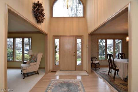 32700 Shadowbrook Dr, Solon, OH 44139 photo 2