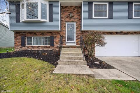 8075 Newcomb Dr, Parma, OH 44129 photo 2