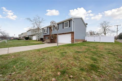 8075 Newcomb Dr, Parma, OH 44129 photo 3