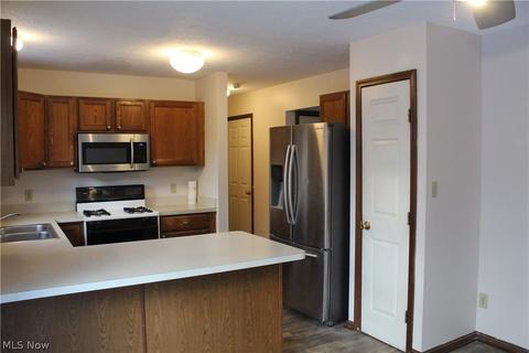 526 Gibbs Rd, Akron, OH 44312 photo 3