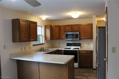 526 Gibbs Rd, Akron, OH 44312 photo 2