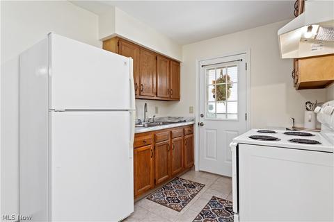 165 Clinton Ave, Elyria, OH 44035 photo 9