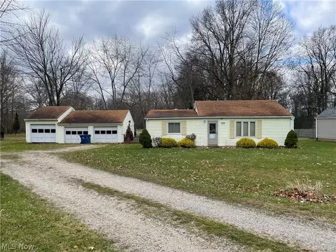 3440 Lakeside Dr, Mineral Ridge, OH 44440