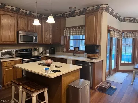 142 Poolside Dr, Dover, OH 44622 photo 4