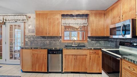 300 E Mohawk Dr, Malvern, OH 44644 photo 4