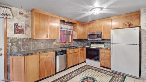 300 E Mohawk Dr, Malvern, OH 44644 photo 3