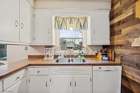 30040 Thomas St, Willowick, OH 44095 photo 9