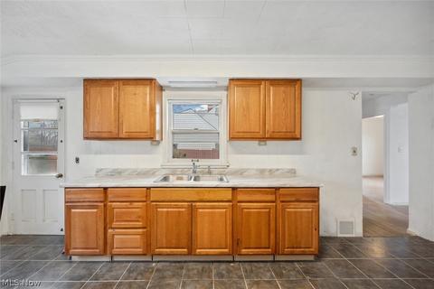885 E 248th St, Euclid, OH 44123 photo 16