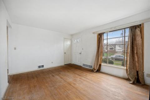 885 E 248th St, Euclid, OH 44123 photo 8