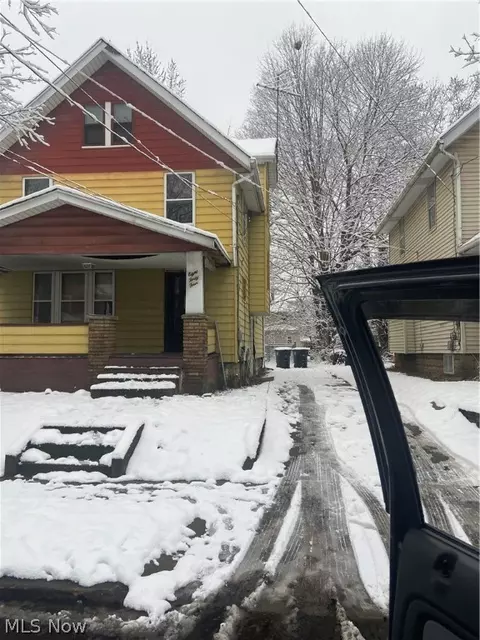 844 Chalker St, Akron, OH 44310 photo 2