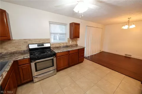 632 E 300th St, Willowick, OH 44095 photo 6