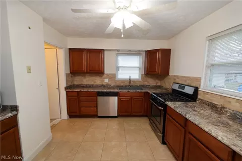 632 E 300th St, Willowick, OH 44095 photo 5