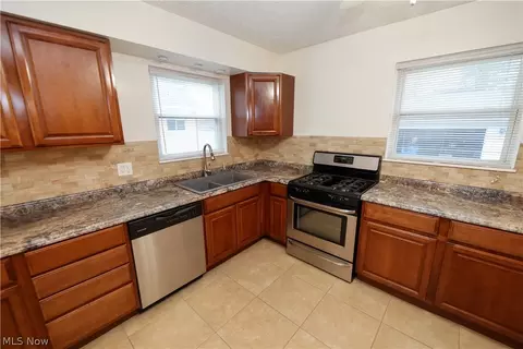 632 E 300th St, Willowick, OH 44095 photo 4