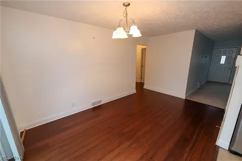 632 E 300th St, Willowick, OH 44095 photo 9