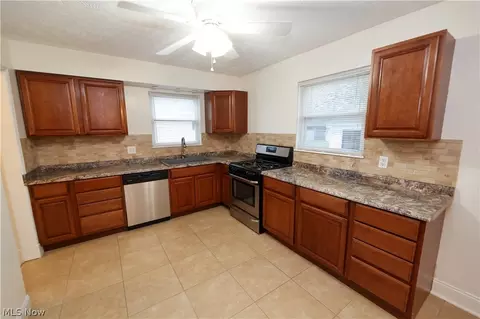 632 E 300th St, Willowick, OH 44095 photo 3