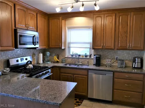 29943 Robert St, Wickliffe, OH 44092 photo 3