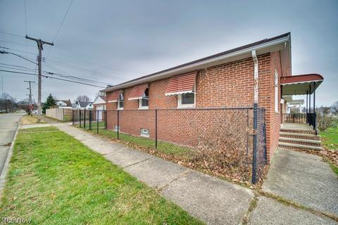 2903 Commonwealth Dr, Parma, OH 44134 photo 7