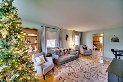 2903 Commonwealth Dr, Parma, OH 44134 photo 14