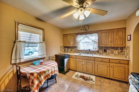 2903 Commonwealth Dr, Parma, OH 44134 photo 11