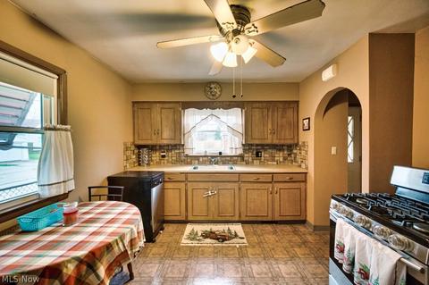 2903 Commonwealth Dr, Parma, OH 44134 photo 12