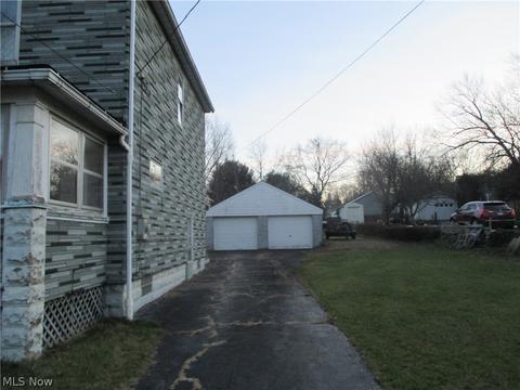 60 Elm St, Struthers, OH 44471 photo 2
