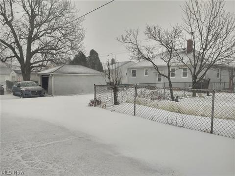 8918 Biddulph Rd, Brooklyn, OH 44144 photo 3